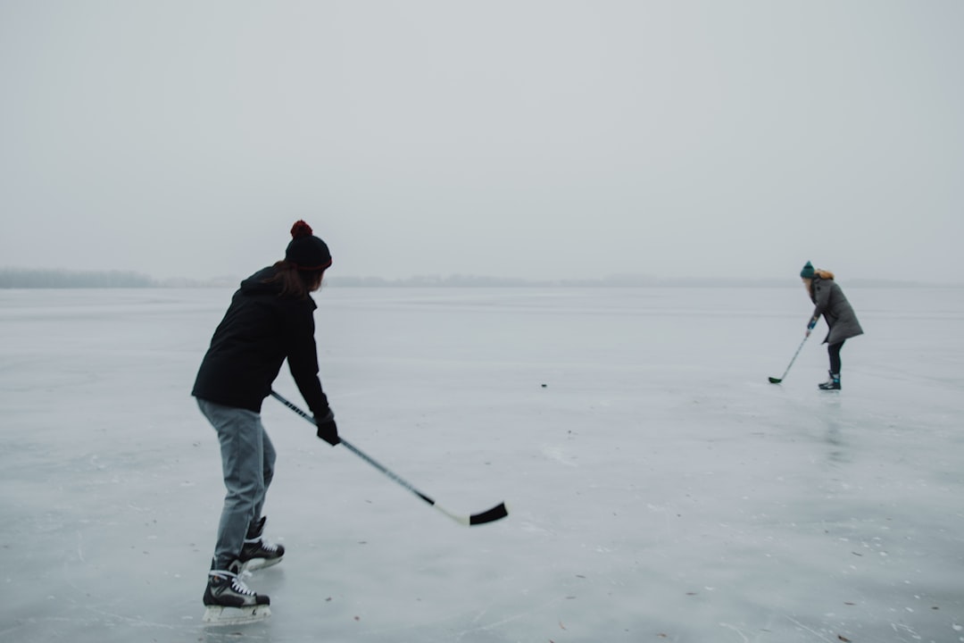 Hockeyeurs sur une patinoire